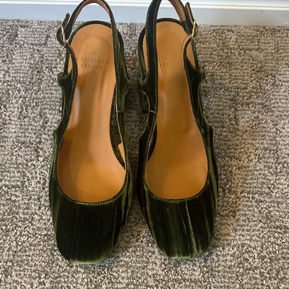 NWOT Sezane green velvet heels
